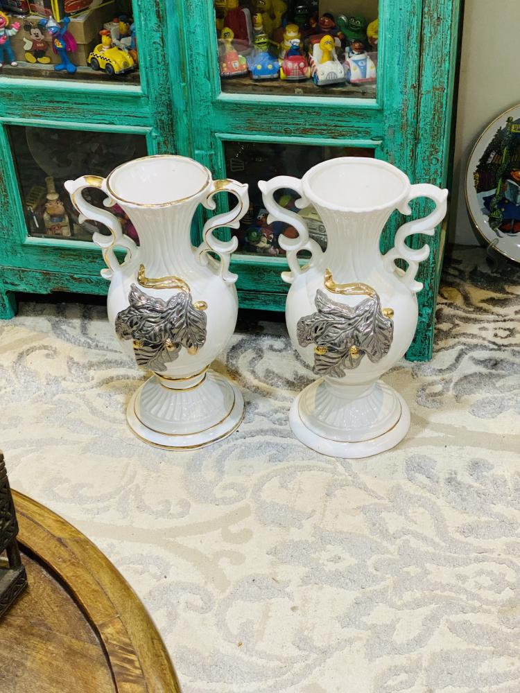 من البنود المميزة؛ فازتين من الخزف بارتفاع ٣٧سم واحدة منهما يوجد في قاعدتها ثلم بسيط لا يؤثر عليها موضح في الصور السعر للجميع