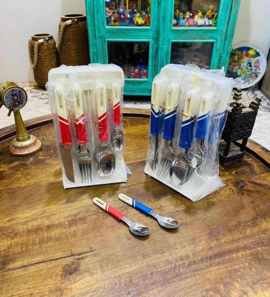 Among the distinguished pieces; a pendant containing 24 pieces including 6 small spoons, 6 large spoons, 6 knives, and 6 forks; it was from the elegance of the 1980s; made in Japan