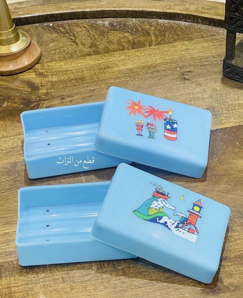 من النوادر؛ حافظات بلاستيكية لحفظ الصابون كانت توضع على المغاسل؛ عمرها أكثر من ٤٥ عام  مخزنة تخزين ممتاز لم  تستخدم؛ صناعة هونق كونق السعر للحبة الواحدة