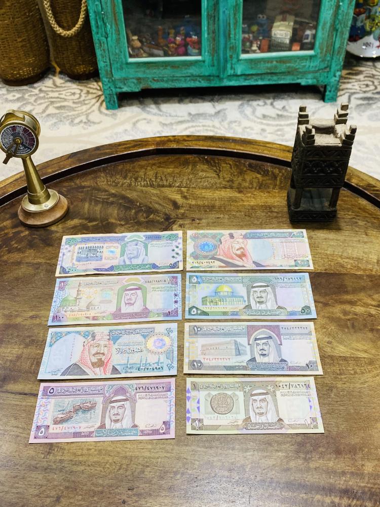 الإصدار الرابع من مؤسسة النقد العربي السعودي؛ طقم كامل ٨ قطع لعملة الملك فهد رحمه الله توقيع العساف؛ حالات عالية جداً