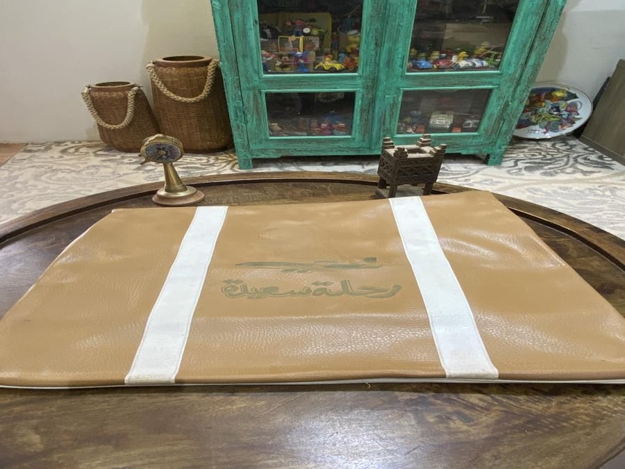 من النوادر؛ الشنطة الأكثر شهرة فترة السبعينات والثمانينات الميلادية (رحلة سعيدة) بحجم كبير بطول ٧٢سم لم تستخدم متوفرة بـ ٣ ألوان (البيع للعرض والديكور) السعر للحبة الواحدة