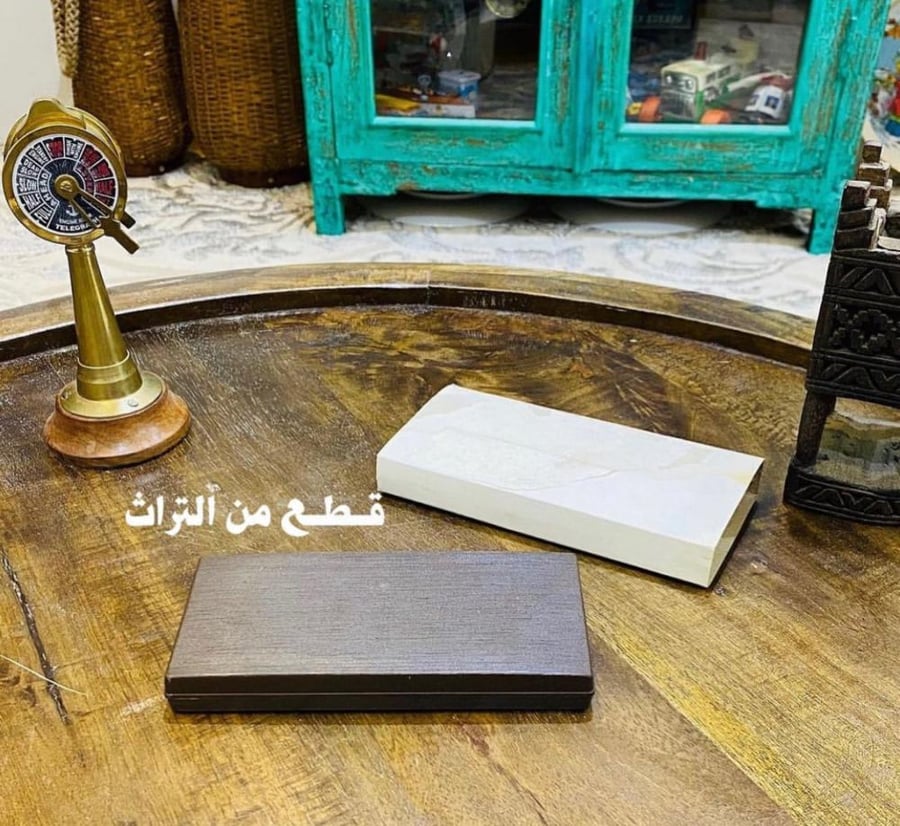 من النوادر؛ طقم أنيق مكوّن من ولاعة وميدالية وربطة يدّ؛ قديمة ومخزنة بالعلبة الأصلية؛ كانت من كشخة فترة الثمانينات (البيع للعرض فقط)؛ صناعة اليابان