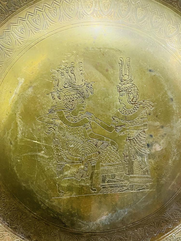 من النوادر؛ صحن نحاس أحمر قديم وخفيف الوزن قطرة ٤٠ سم؛ منحوت عليه رسومات ونقوش جميلة (بند متحفي)