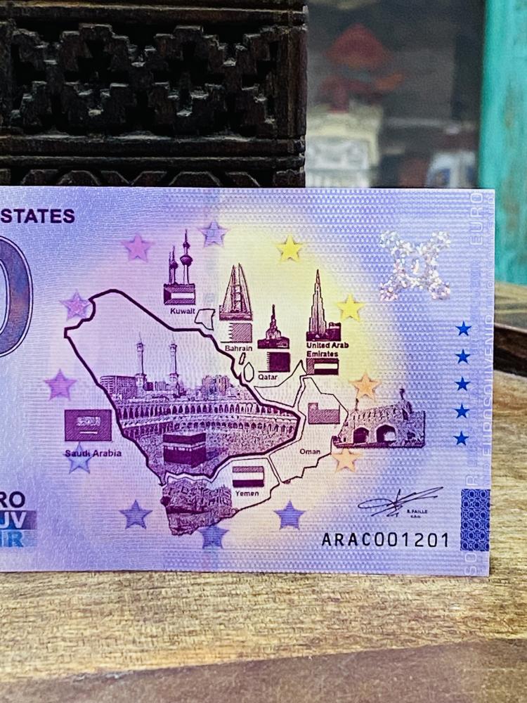 من البنود التذكارية المميزة؛ عملة تذكارية زيرو يورو بحالة (آنسر)؛ تحتوي على خريطة دول الخليج ومعلم لكل دولة وفي وسط خريطة المملكة صورة الحرم المكي؛ يعتبر من البنود المميزة لهواة جمع العملات