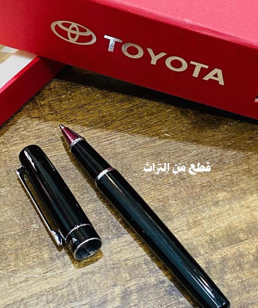 من المقتنيات الجميلة؛ قلم من المعدن الثقيل فاخر جداً بعلبة أنيقة وجميلة من شركة تويوتا (يعتبر من المقتنيات المميزة)