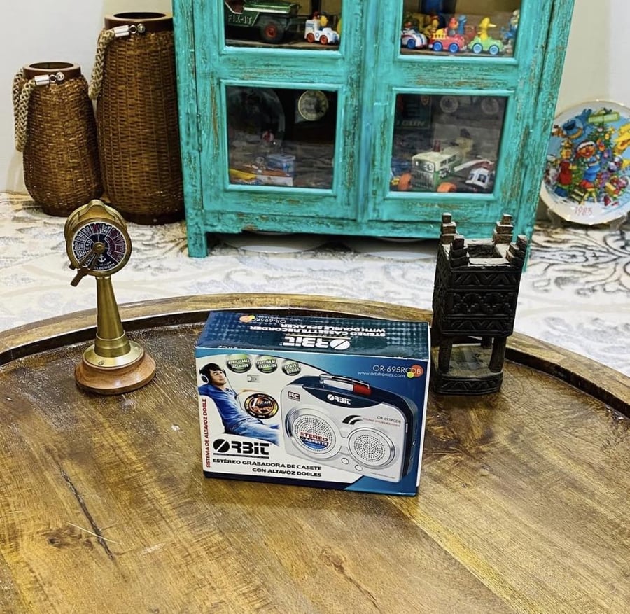 مسجل شريط كاسيت + سماعات إذن ؛ مخزن بالكرتون لم يستخدم ولم يجرب؛ يعمل بالبطارية (البيع كديكور وليس للاستخدام)