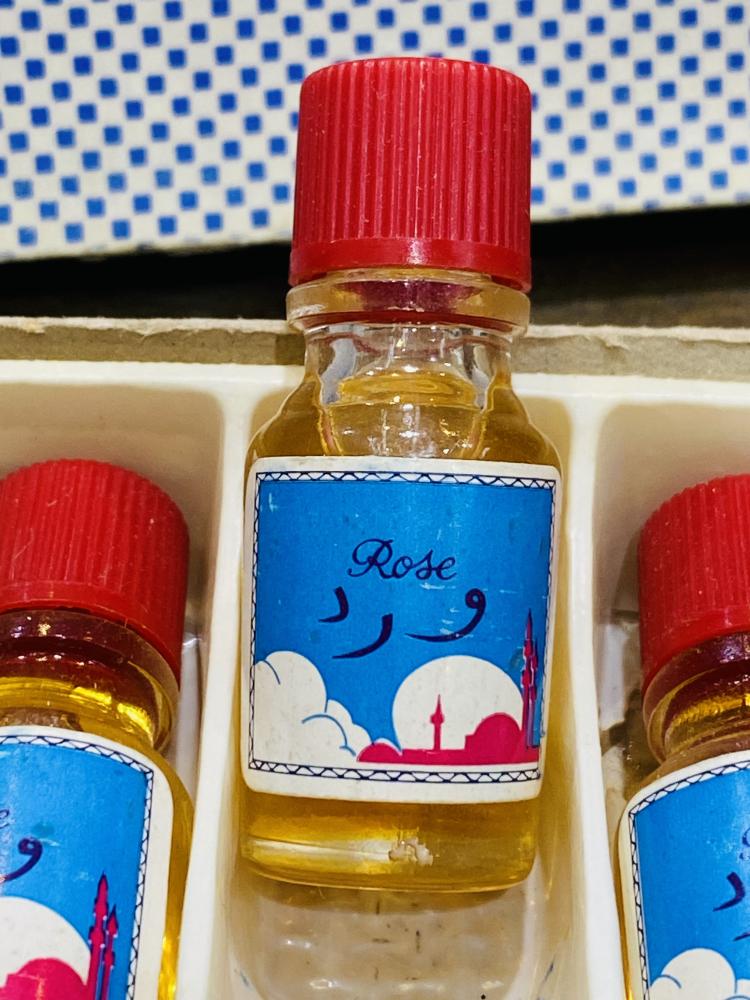 من البنود الشحيحة؛ كرتون يداخله عدد ١٢ غرشة صغيرة بداخلها عطر ورد قديم جداً صناعة فرنسا؛ برائحة جميلة جداً (غير صالح للإستخدام) السعر للكرتون كامل؛ يعنبر مقتنى عالي التميز