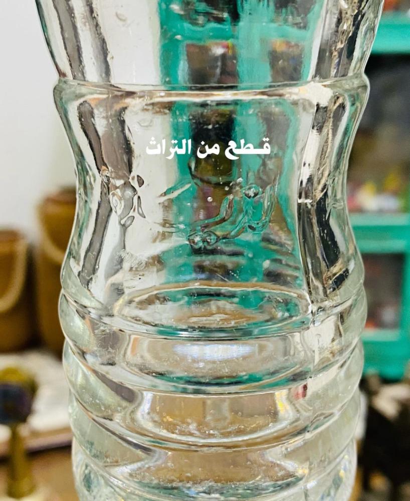 من أندر النوادر؛ غرشة بشعار الدولة سيفين ونخلة بشكل بارز من مستخرجات أحد القصور الملكية؛ عمرها أكثر من ٧٠ عام؛ ومكتوب عليها العبارات التالية بشكل بارز: ماركة مسجلة شركة النهضة السعودية منعشة  باردة  لذيذة  مقوية (تعتبر من البنود الشحيحة جداً)
