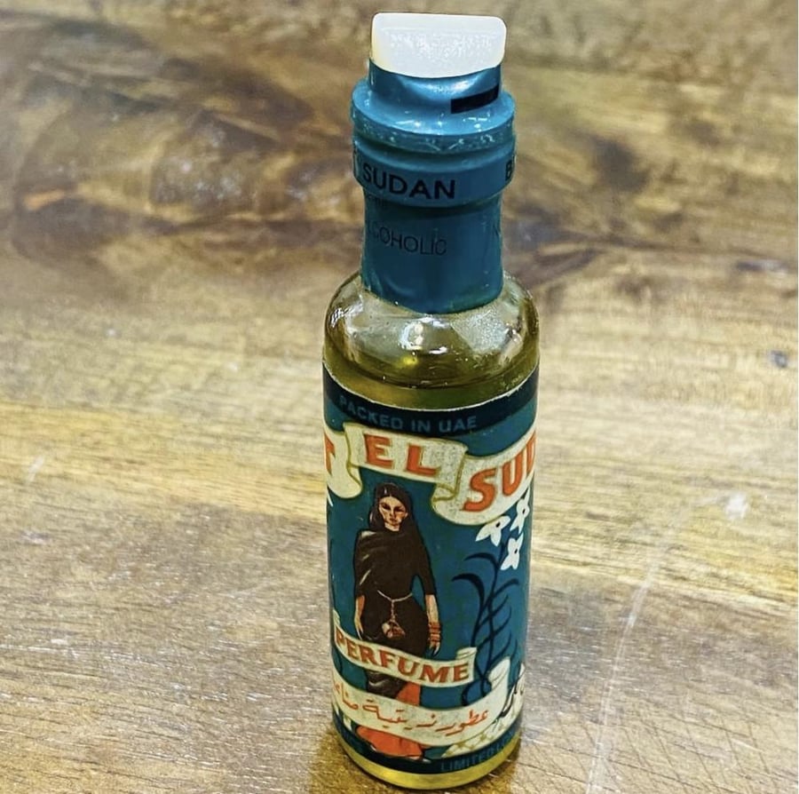 من النوادر؛ عطر بنت السودان الأصلي القديم جداً؛ من أشهر العطور الشعبية المتداولة قديماً في المملكة والخليج ؛ مخزن تخزين ممتاز؛ قطعة متحفية مميزة ونادرة؛ صناعة انجليزية