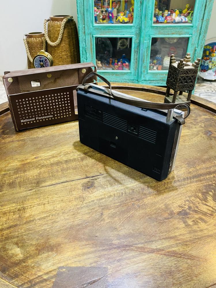من نوادر الأجهزة؛ راديو  موديل (R312)  بجراب من الجلد بشكل أنيق وجميل من الشركة الشهيرة ناشونال باناسونيك؛ صنع في اليابان عام ١٩٧٠م