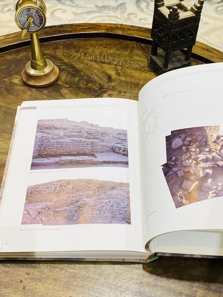 من البنود المميزة؛ كتاب بحجم كبير بغلاف كرتوني صادر من الهيئة العامة للسياحة والآثار بعنوان دومة ١ ؛ يحمل العديد من الصور الهامة