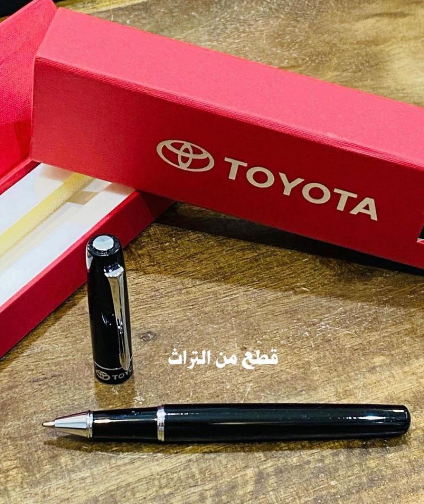 من المقتنيات الجميلة؛ قلم من المعدن الثقيل فاخر جداً بعلبة أنيقة وجميلة من شركة تويوتا (يعتبر من المقتنيات المميزة)