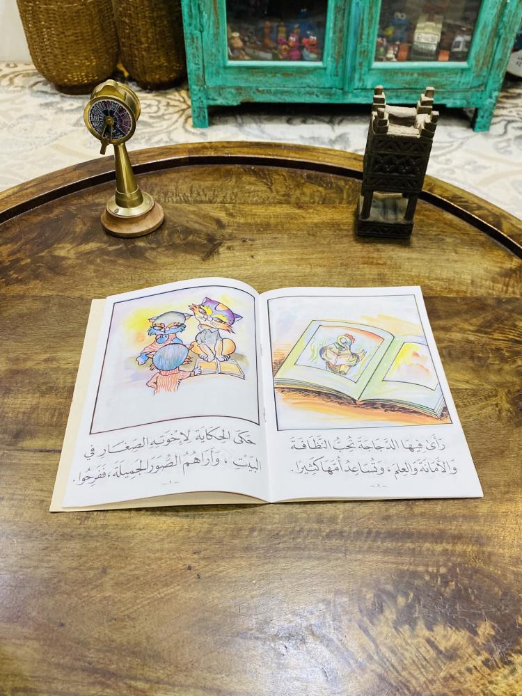 من النوادر؛ من القصص المدرسية قصة بعنوان الكتاب صديق لولو المفضل؛ الطبعة الأولى عام ١٤٠٢هـ ١٩٨٢م (مهدى من معلمة لطالبتها بخط اليد)