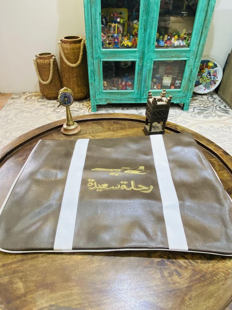 من النوادر؛ الشنطة الأكثر شهرة فترة السبعينات والثمانينات الميلادية (رحلة سعيدة) بحجم كبير بطول ٧٢سم لم تستخدم متوفرة بـ ٣ ألوان (البيع للعرض والديكور) السعر للحبة الواحدة