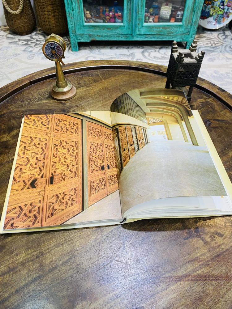 من النوادر؛ مجلد بطباعة فاخرة جداً عن مطار الملك خالد الدولي؛ باللغة العربية واللغة الإنجليزية؛ ثري بالصور الخاصة بهذا المجلد للمطار وملحقاته (مقتنى عالي التميز)