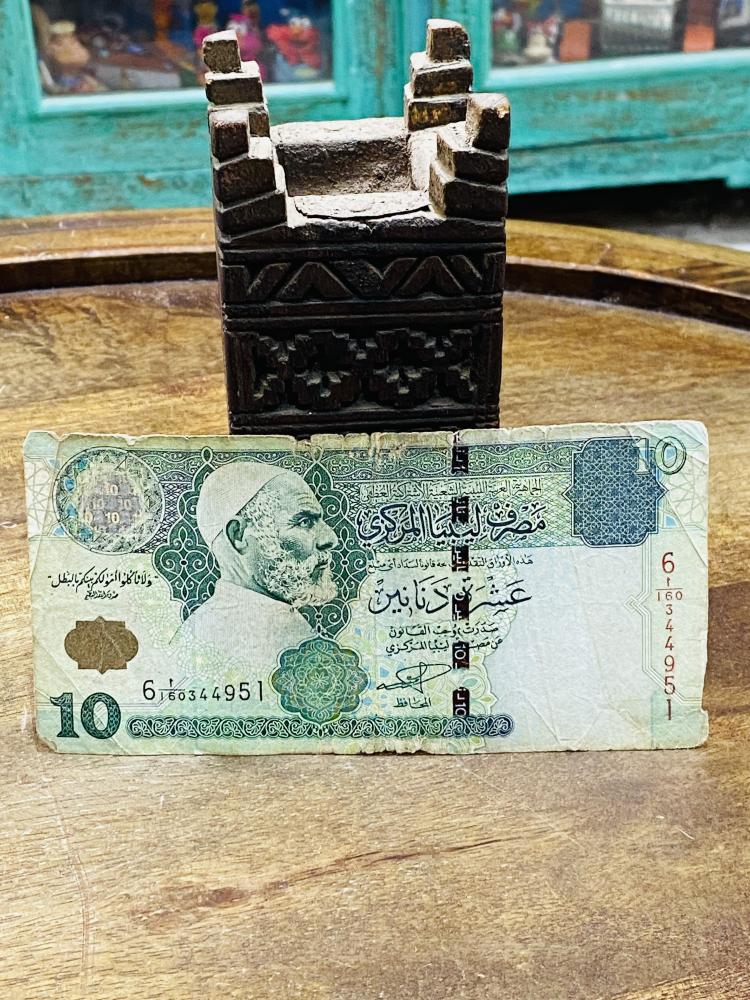 من البنود المميزة؛ ١٠ دنانير ليبيا بصورة عمر المختار الإصدار السادس