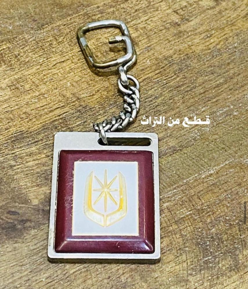 من البنود الشحيحة؛ ميدالية من المعدن ثقيلة الوزن؛ أصلية من شركة تويوتا بشعار كراسيدا عام ١٩٨٥م؛ مكتوب عليها من الخلف بشكل بارز (تويوتا ٨٥ صنع في اليابان) (تعتبر من المقتنيات الشحيحة جداً)