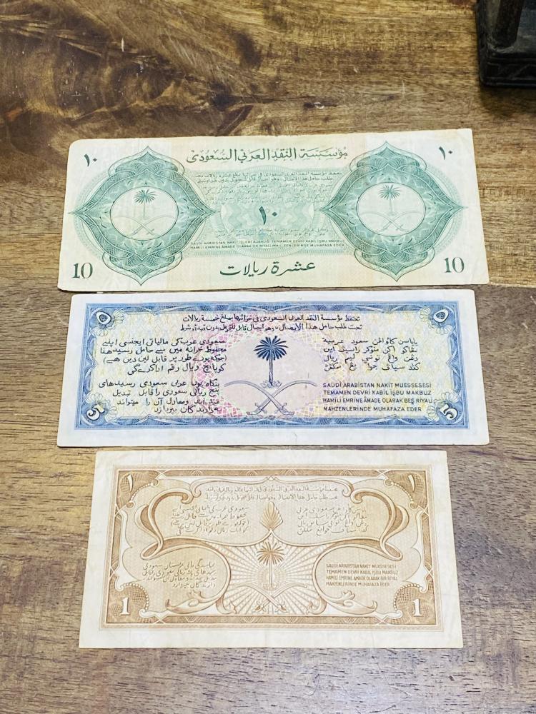 أول طقم عملات ورقية من مؤسسة النقد العربي السعودي ويسمى سند حج وهو عبارة عن ٣ فئات ١٠ و ٥ و ١ ريال  والتي أمر بطباعتها جلالة الملك عبدالعزيز رحمه الله؛ حالات ممتازة
