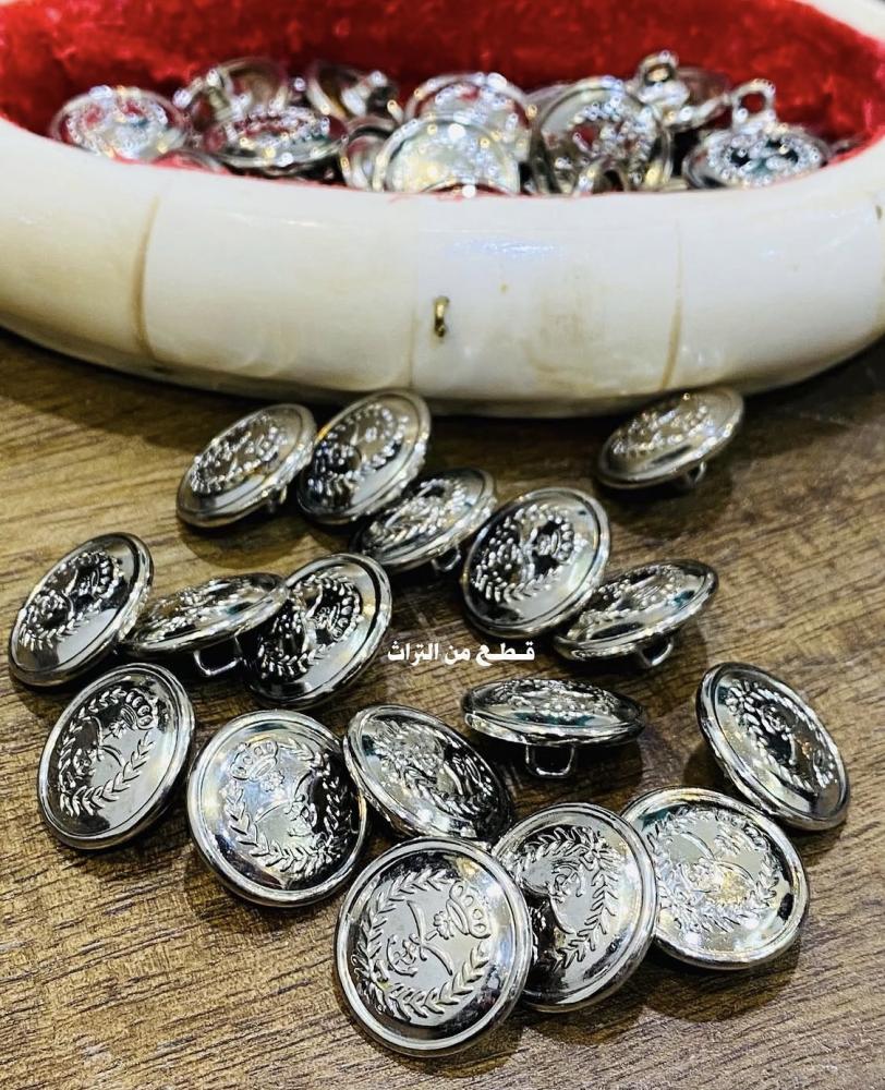 من النوادر؛ صندوق رخام صغير بداخله عدد ٤٩ زرار للزي العسكري للبحرية السعودية الشعار القديم السعر للجميع مقتنى متحفي مميز