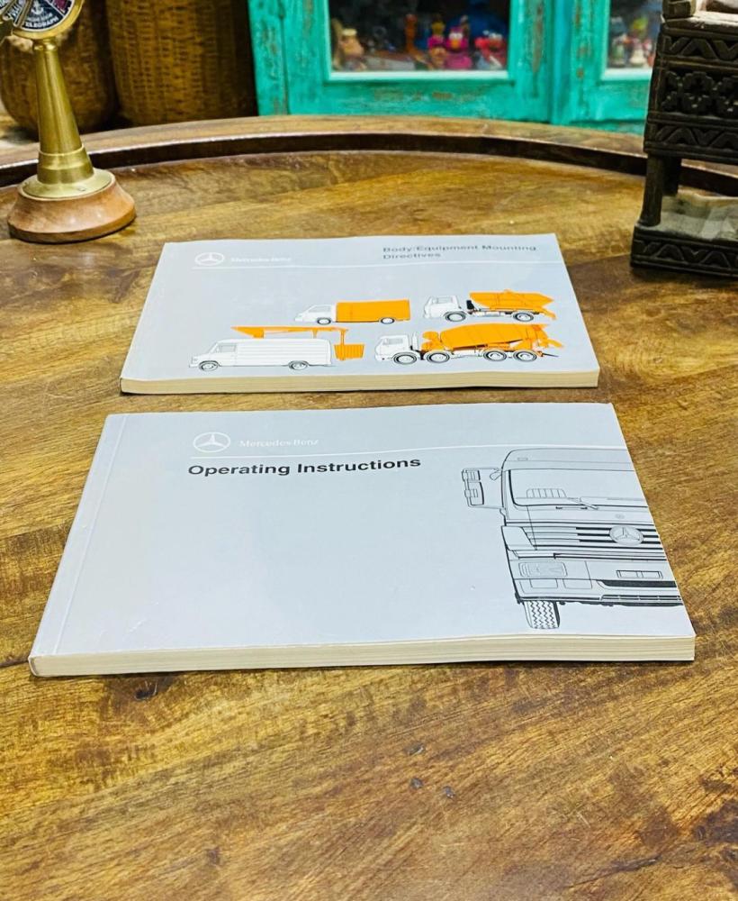 كتالوجين لشاحنات مرسيدس؛ السعر للجميع موديل ١٩٩٦م داخل غلاف بلاستيكي متين بشعار الشركة