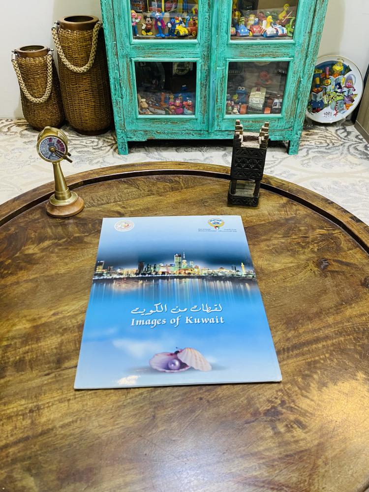 من البنود المميزة؛ عدد ١٠ صور لدولة الكويت الشقيقة بحجم ٣٥سم في ٢٥سم داخل ملف متين من إصدارات وزارة الإعلام الكويتية بمناسبة الذكرى الخمسين لإستقلال دولة الكويت والذكرى العشرين لتحرير دولة الكويت.