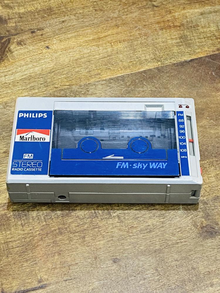 Among the rare items; a small-sized recorder and radio from Philips with the Marlboro red logo (needs maintenance); made in Japan in the 1980s.
