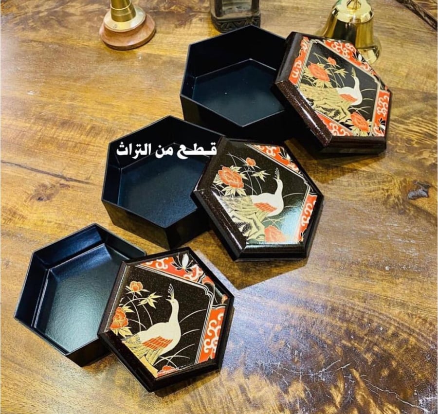 من النوادر؛ عدد ٣ علب قديمة مخزنة لم تستخدم تحمل رسومات جميلة داخل كرتونها الأصلي عمرها قرابة الـ ٥٠ عام ؛ صناعة اليابان .