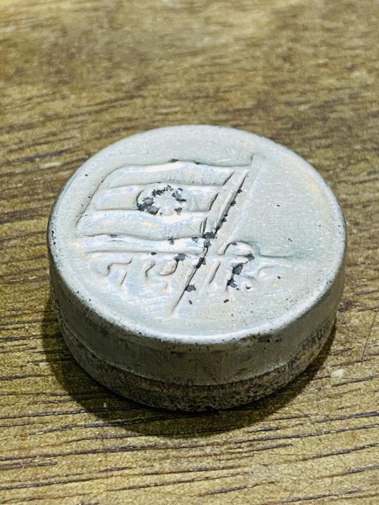 من النوادر؛ عدد ٤ علب صغيرة جداً (واضح حجمها مقارنة بحجم الكبريت) منها ٣ علب من المعدن والرابعة من الزجاج بغطاء من المعدن؛ قديمة جداً كان النساء يستخدمونها لأغراض الزينة وغيرها؛ السعر للجميع ٤ حبات
