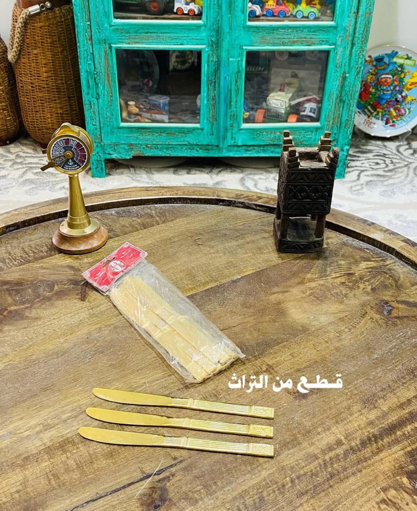 من النوادر؛ درزن سكاكين مذهبة بشعار الدولة سيفين ونخلة؛ مخزنة تخزين ممتاز؛ صناعة اليابان السعر الواضح للدرزن مع إمكانية الشراء بالحبة