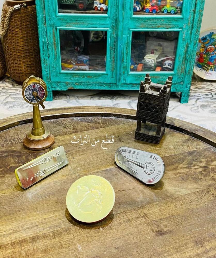من الألعاب الشهيرة قديماً؛ مجموعة تتكون من عدد ٣ قطع من ألعاب الأطفال بأشكال مختلفة يوجد عليها أنواع مختلفة من الآلات الموسيقية بشكل بارز؛ مصنوعة من الصاج تصدر أصوات؛ قديمة مخزنة تخزين ممتاز لم تستخدم؛ صناعة امريكا