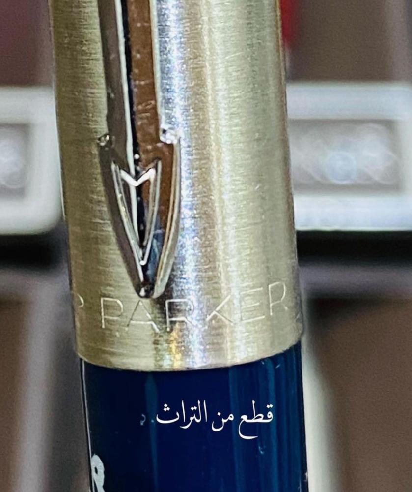 من النوادر؛ قلم باركر الأصلي بالعلبة الأصلية وألوان مختلفة يحمل دعاية شركة جنرال لوكيلها إسماعيل هارون دهلوي؛ قديم مخزن تخزين ممتاز لم يستخدم؛ صناعة إنجليزية؛ السعر للحبة الواحدة (اللون حسب المتوفر) (الحبر يحتاج تغيير)