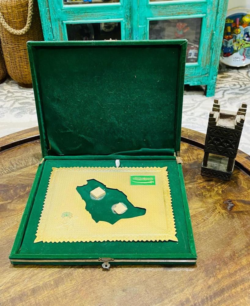 من البنود المميزة؛ درع من النحاس بخريطة وشعار وعلم المملكة؛ داخل علبة خشبية مغطاة بالمخمل الأخضر؛ قديمة وأنيقة