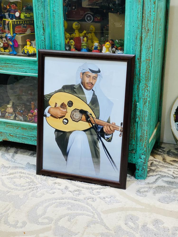 من البنود المميزة؛ صورة للفنان خالد عبدالرحمن في شبابه ؛ داخل إطار خشبي وبواجهة زجاجية بمقاس ٤٤سم في ٣٣سم