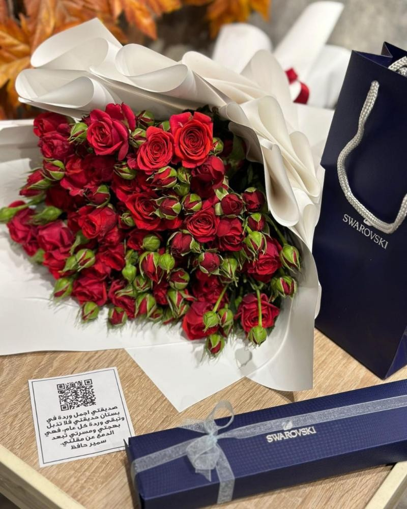 A luxurious necklace in the shape of a flower