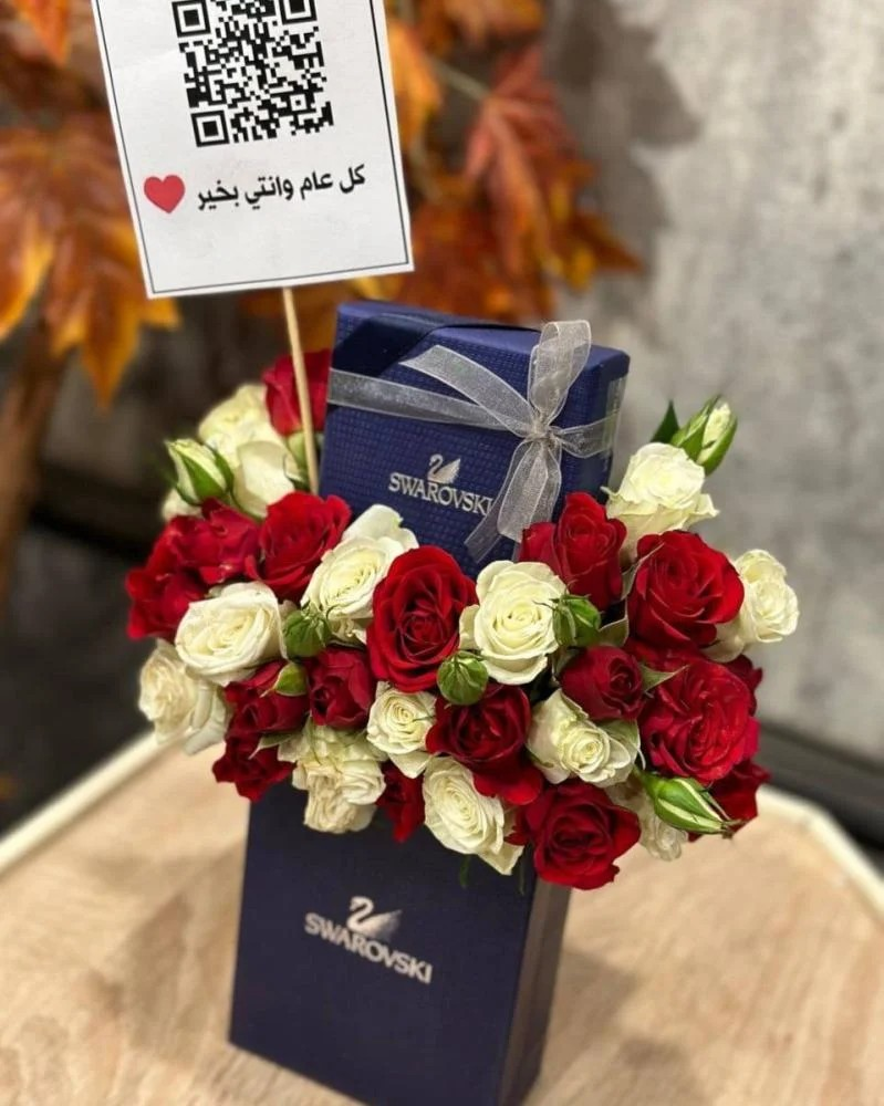 A luxurious necklace in the shape of a flower