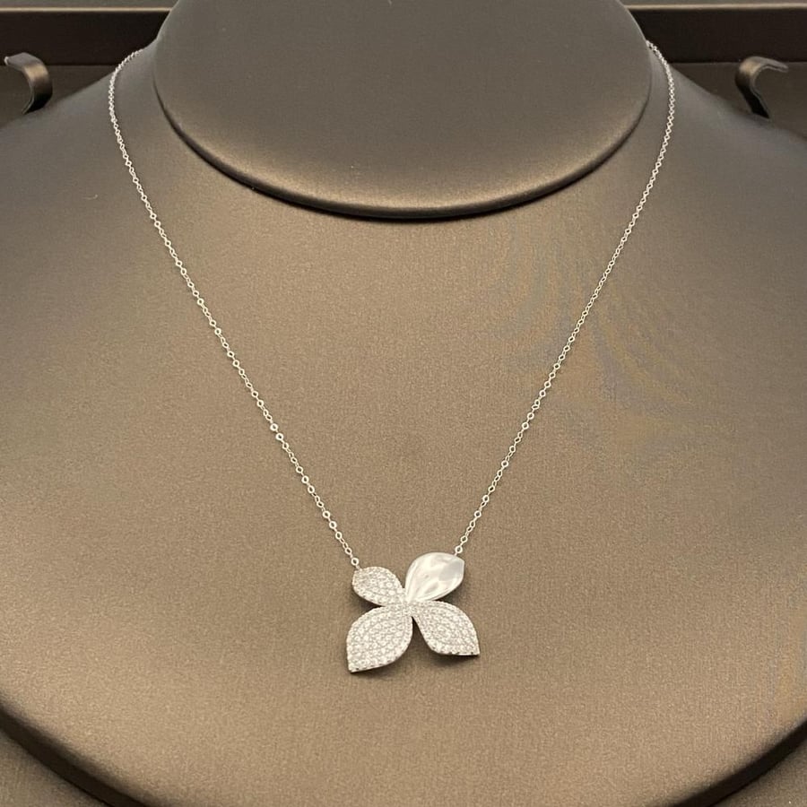 18 karat gold set, weight 5.40 grams