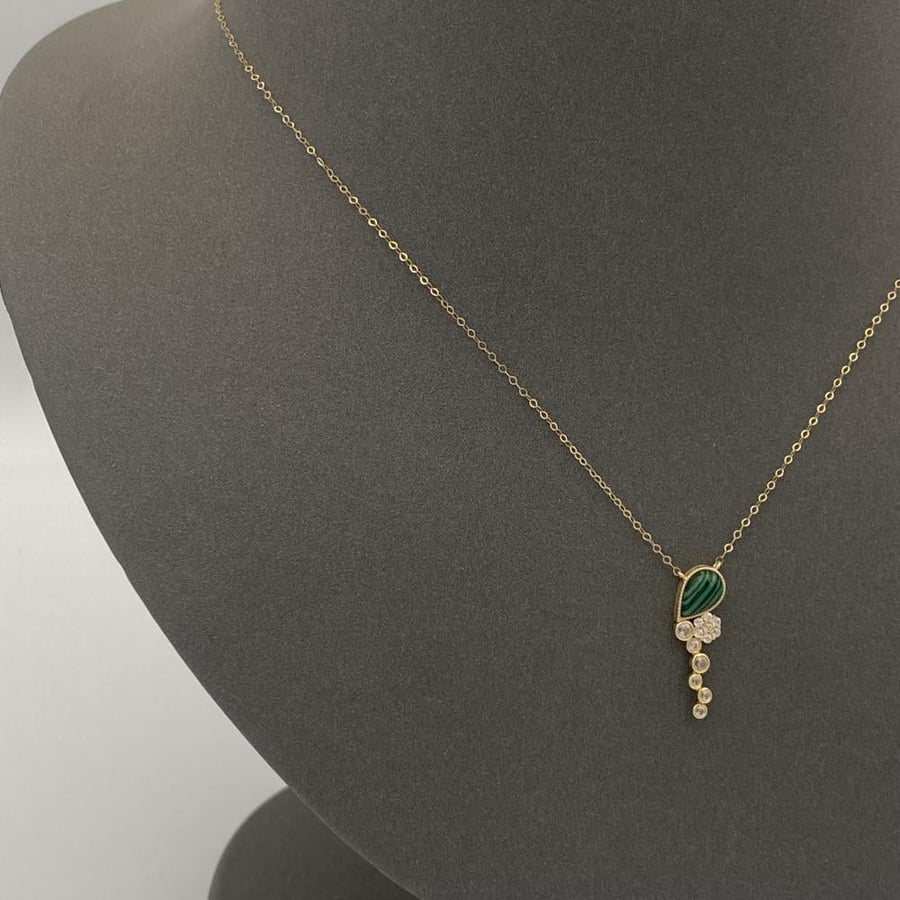 عقد ذهب عيار 18 الوزن 0.99 جرام