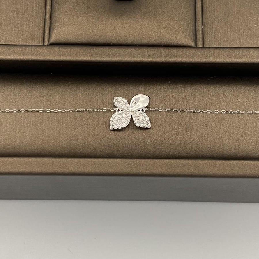 18 karat gold set, weight 5.40 grams