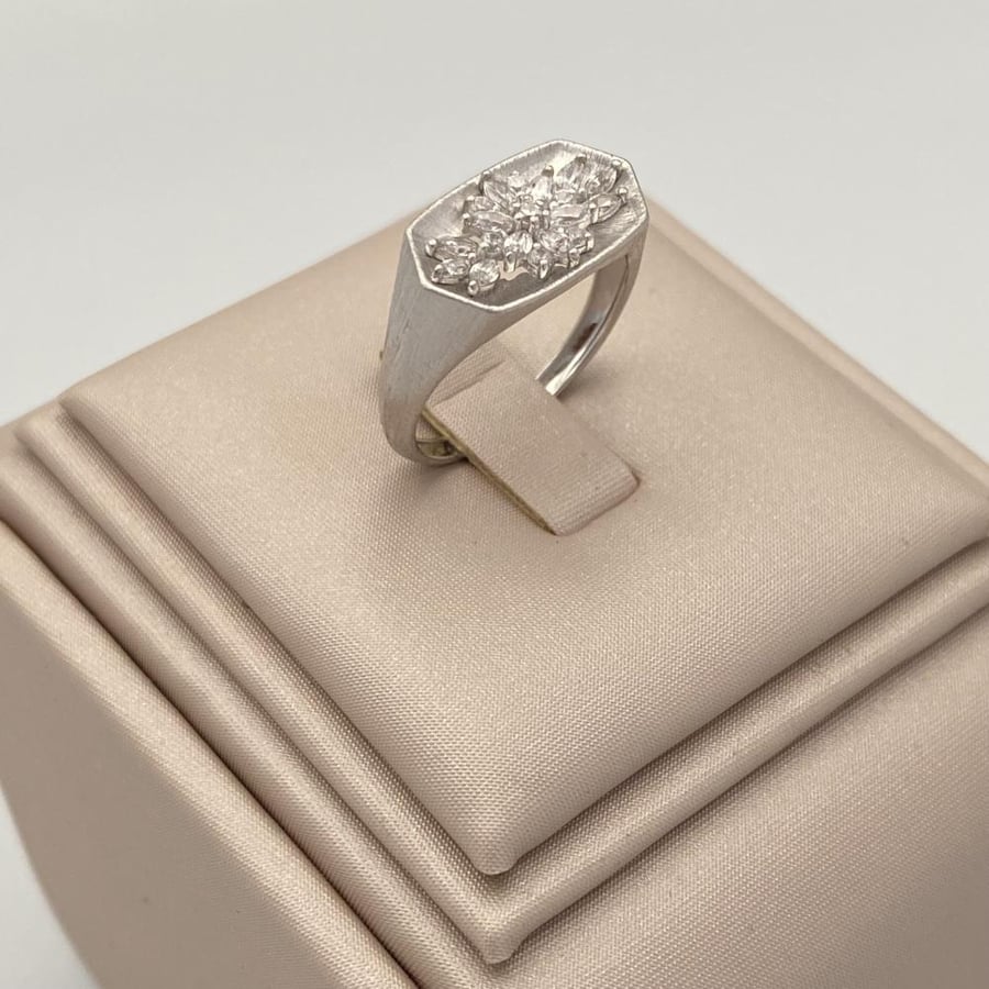 Gold ring 18 karat weight 1.75 grams