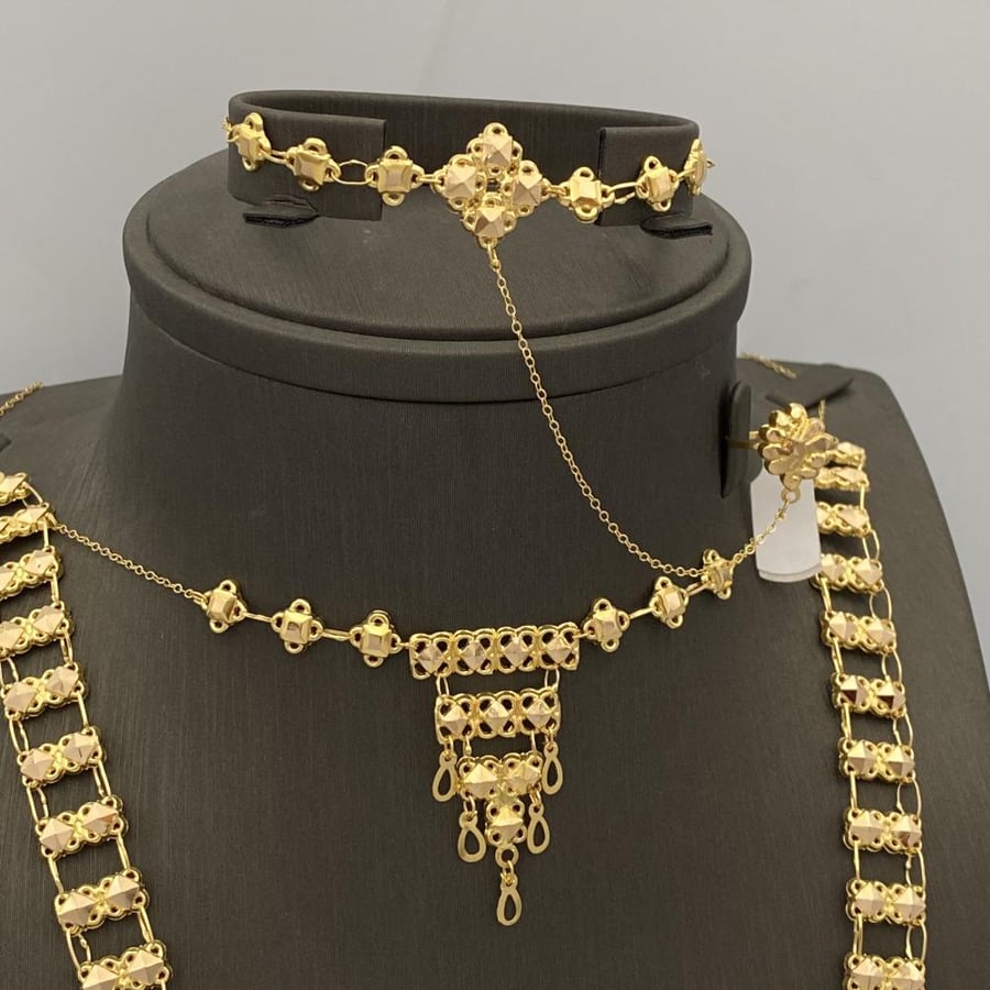 Gold set, 21 karat, weight 29.50 grams