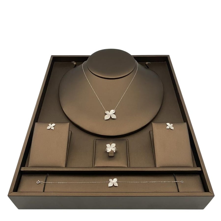 18 karat gold set, weight 5.40 grams