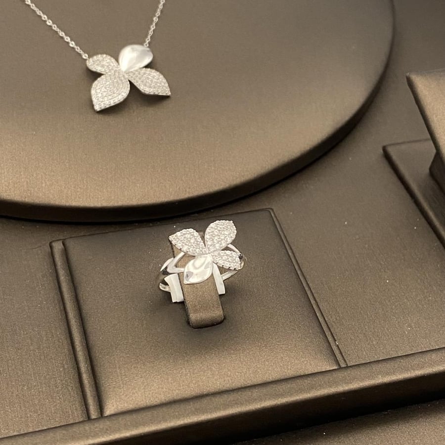 18 karat gold set, weight 5.40 grams