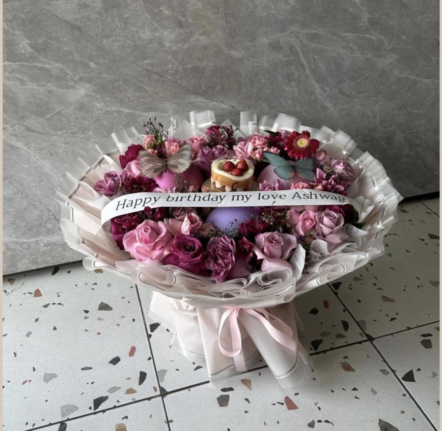 Al-Haba bouquet and cake | Gifts Jeddah