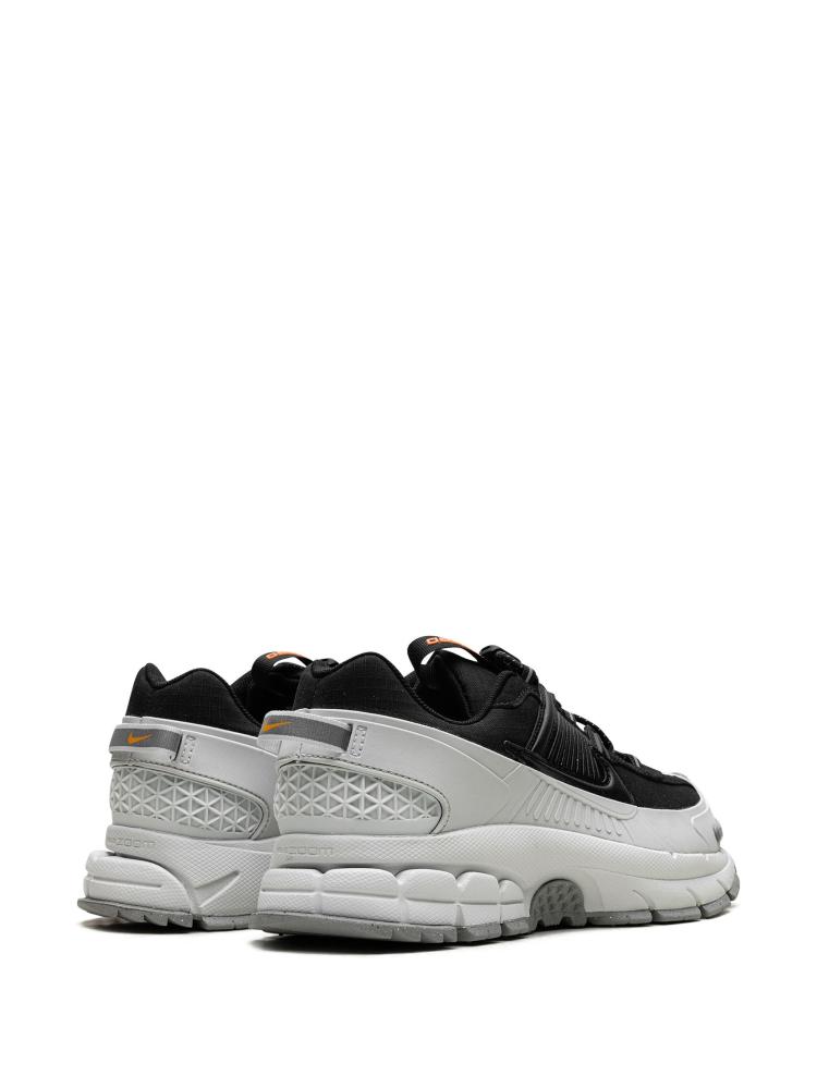 حذاء رياضي نايك Nike Vomero 5 باللونين الأسود والرمادي