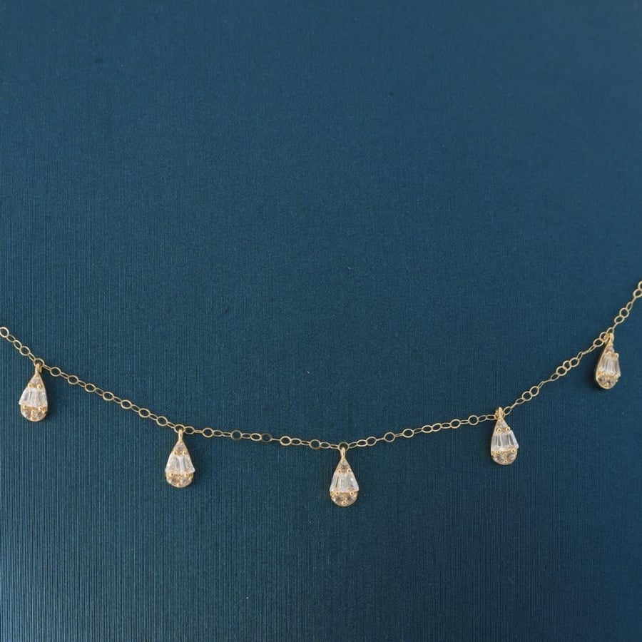 عقد ذهب عيار  18