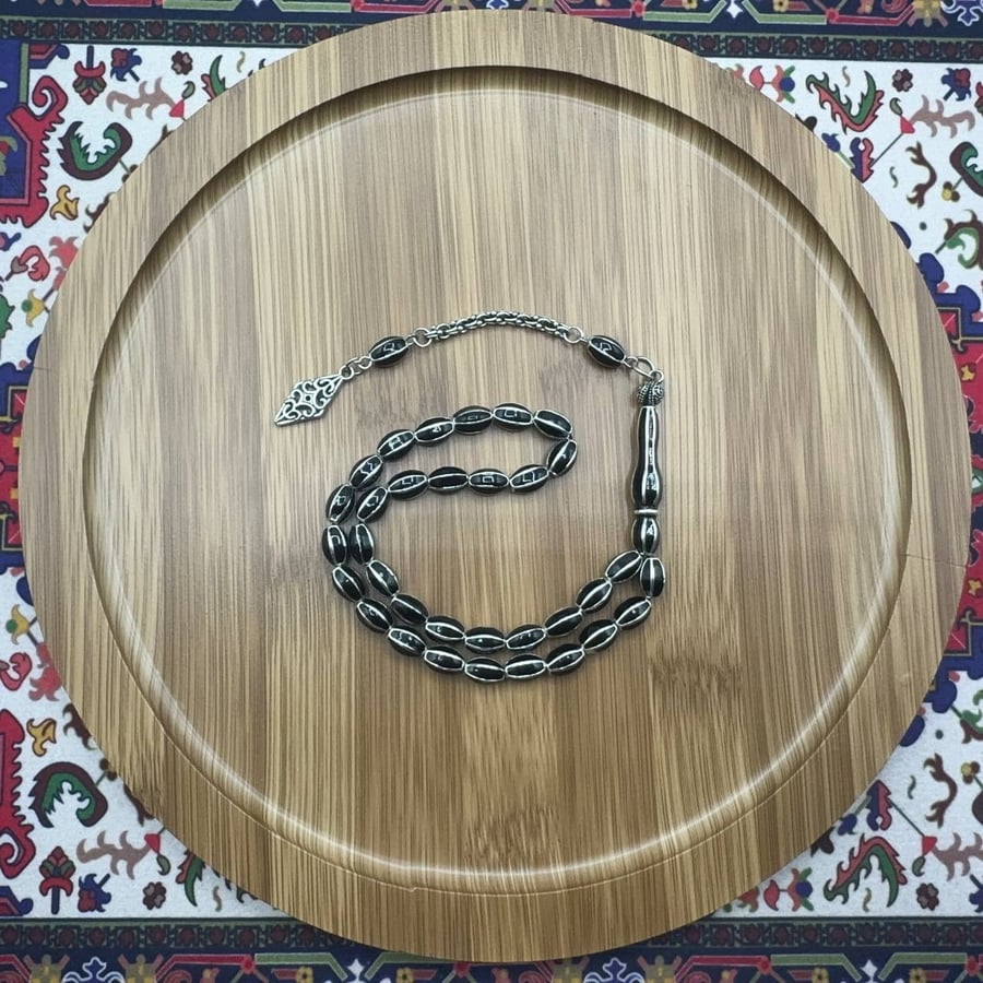 سبحة حجر سوداء بخطوط بيضاء – 33 خرزة
