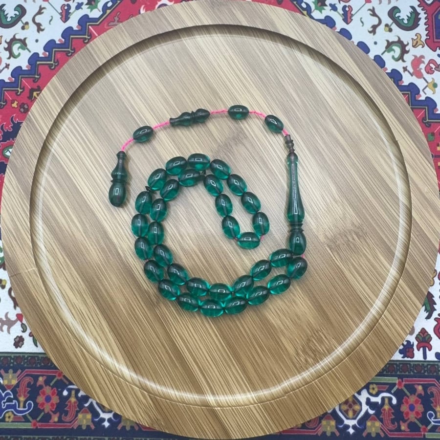 سبحة فاتوران أخضر زمردي شفاف – 33 خرزة – خرز بيضاوي – شاهد طويل
