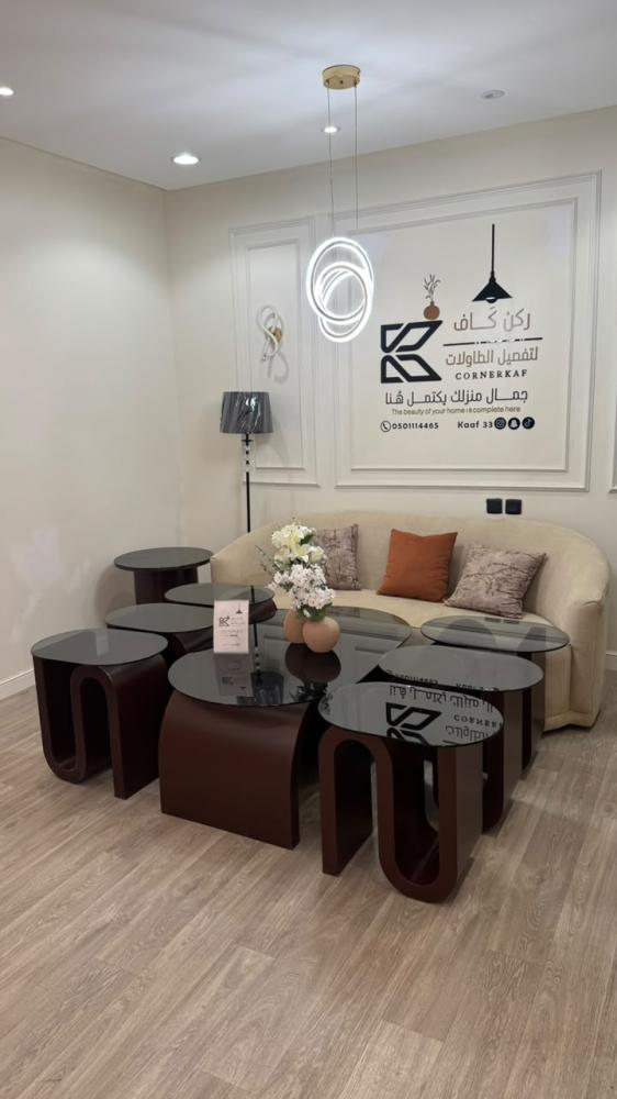طاوله رئيسية + 6 خدمه + 2 جانبيه
