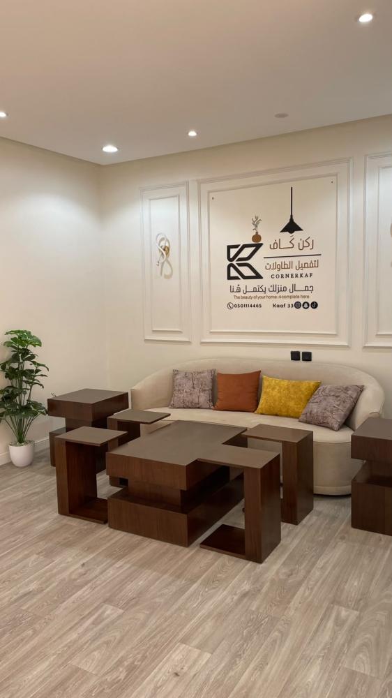 طاوله رئيسية + 4 خدمه + 2 جانبيه - قشرة الجوز