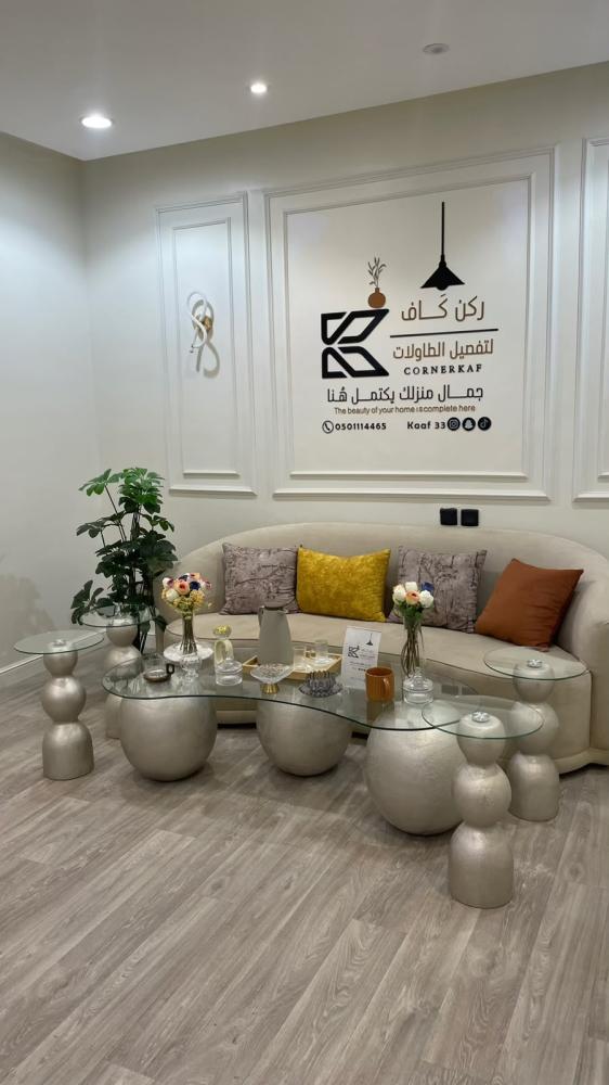 طاوله رئيسية + 4 خدمه سطح قزاز قواعد رخام فخار